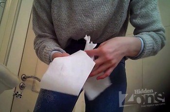 Подглядывание за студенткой в туалете кафе