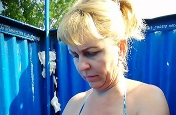 Беременная в пляжной кабинке