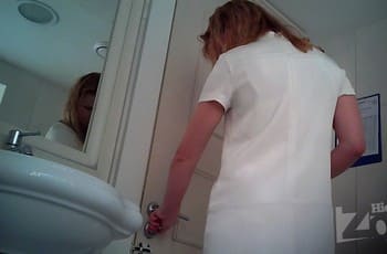 Девушка без трусов в туалете