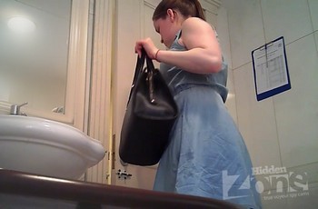 Девушка с молодой попой писает в туалете