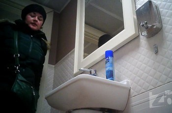 Камера подсматривает в женском туалете