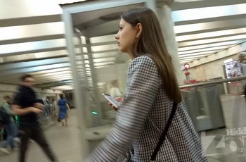 Отличный вид под платьем девушки