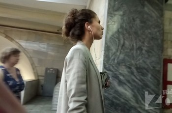 Подсмотрел в метро промежность под платьем