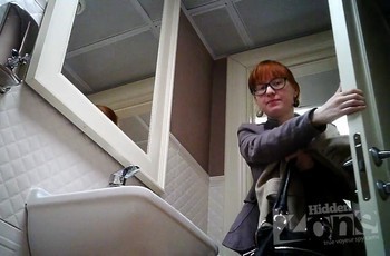 Очкастая в туалете