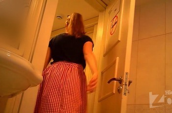 Половые губы в туалете