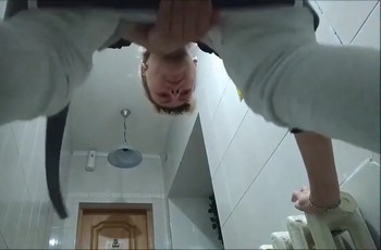 Скрытая камера в женском туалете вид снизу