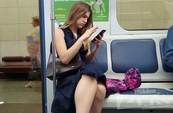 Заглянул под платье на эскалаторе