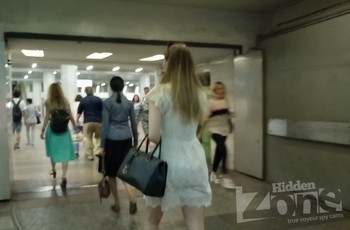 Белые трусики под платьем