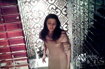 Девушка сикает в туалете