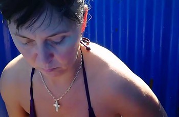 Зрелая баба в пляжной кабинке