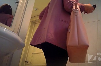 Писающая дамочка в туалете