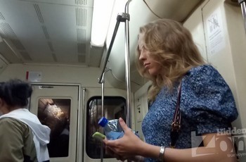 Под платьем у девушки в метро