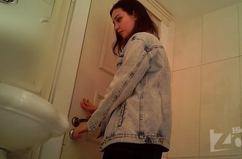 Девушка писает месячными в туалете