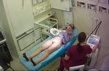 Девушка с интимным пирсингом в салоне красоты