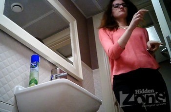 Очкастая ссыт в туалете