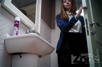 Пися с тампоном в туалете