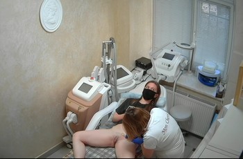 Подсмотренная депиляция писи и ануса в салоне