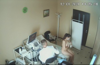 Девушка раздевается полностью у врача