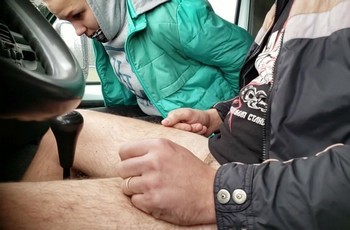 Русская 18 летняя проститутка сосет в машине