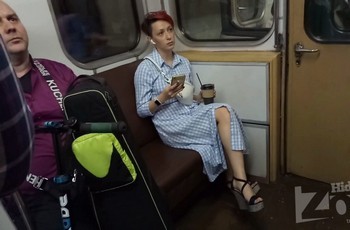 Заглянул под платье с камерой