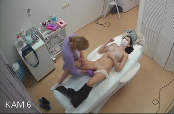 Осмотр девушки в клинике
