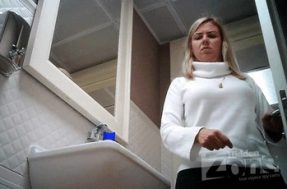 Девка ссыт в общественном туалете