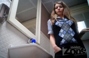 Девушка не закрыла дверь в туалет