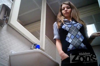 Девушка не закрыла дверь в туалет