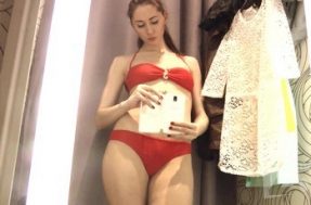 Голая девка в примерочной