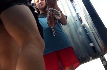 Молодая взяла в рот и вздрочнула парню