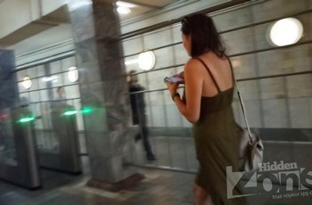 Пися выглядывает из-под трусиков