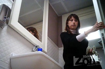 Подтирает писю в туалете