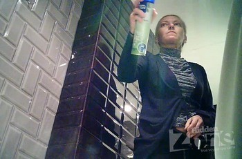 Показала как писает в туалете