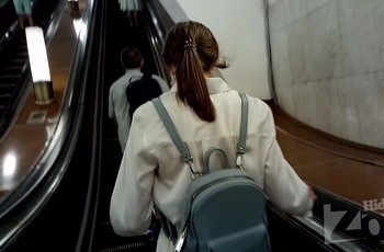 Проказник снимает под юбкой незнакомки