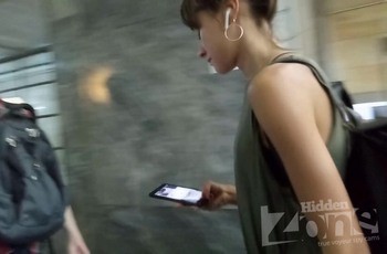 Смотрим девушке под платье