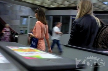Видео под платьем в метро