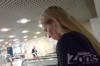 Заглянули под платье женщине в трусах