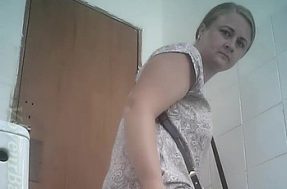 Женщина в туалете поликлиники скрытой камерой