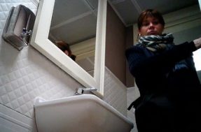 Женщина вытирает свою писю в туалете Женщина вытирает свою писю в туалете