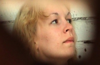 Блондинка в женском пляжном туалете