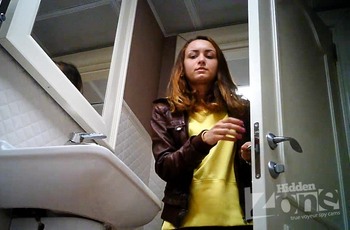 Девушку в туалете скрыто сняли на камеру