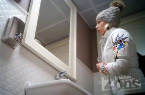 Милая девушка с тугой попой попалась на камеру в туалете
