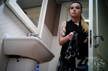 Мочеиспускание девушки с татуировкой