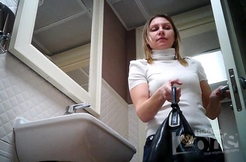 Молодая барышня в женском туалете попала на камеру