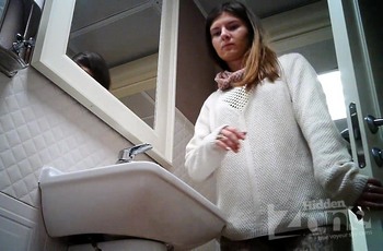 Приятной наружности девка ссыт раком в унитаз