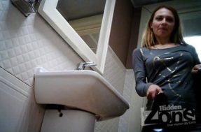 Реальная съемка писающей девки в туалете кафе