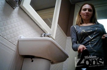 Реальная съемка писающей девки в туалете кафе