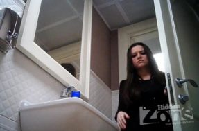 В туалете следят за писающей девушкой
