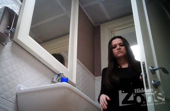 В туалете следят за писающей девушкой