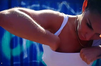 Губастую брюнетку застали без одежды в пляжной кабинке